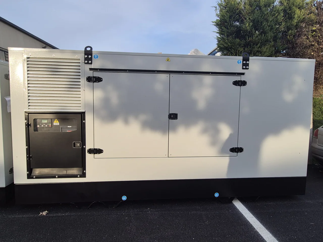Soundproofed standby generator set 560 kVA with Doosan Hyundai diesel engine and Stamford alternator